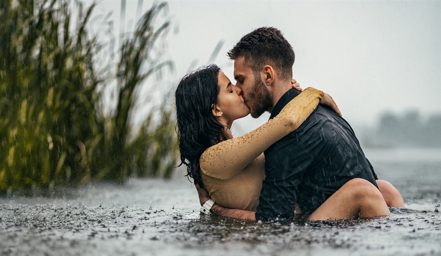 Как возбудить мужчину во время поцелуя: 20 техник