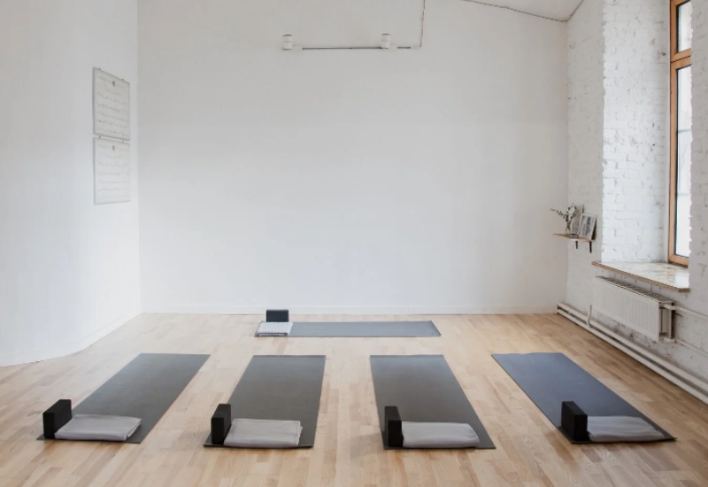 Личный опыт: 10 студий йоги в Москве с фишкой на плече, которые мы ценим