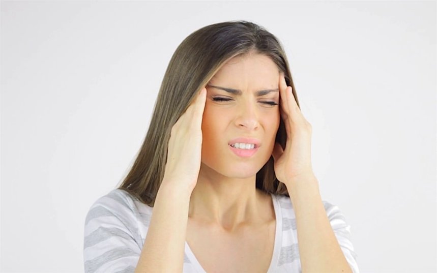Боль в коже головы: 10 распространенных причин и решения, как с ней бороться