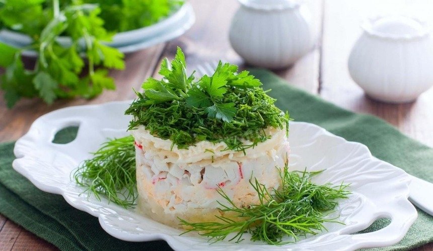 10 вкусных слоеных салатов на Новый год 2023