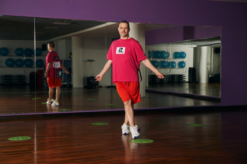 Чтобы похудеть и снять стресс: 5 эффективных упражнений из танцевальной тренировки