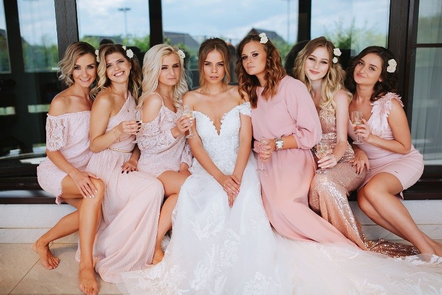 Модный образ подружки невесты: в чем пойти на свадьбу к подруге
