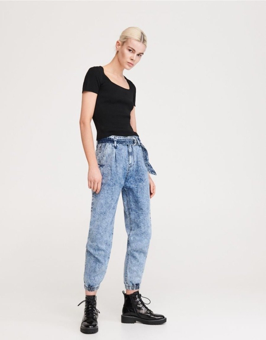 С чем сочетаются джинсовые джоггеры в женском гардеробе 2024