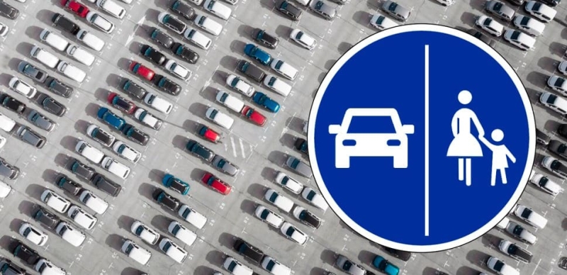 Кто имеет преимущество на парковке: водители или пешеходы?